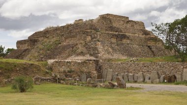 Monte Alban 'da taş inşaatı Oaxaca City, Meksika' daki arkeolojik alanı harabeye çevirdi