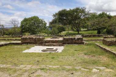 Monte Alban 'da taş inşaatı Oaxaca City, Meksika' daki arkeolojik alanı harabeye çevirdi