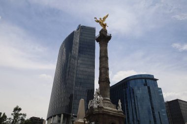 8 Ağustos 2024, Mexico City 'deki Bağımsızlık Anıtı' nın bulutlu bir günde Paseo de la Reforma Bulvarı 'ndaki görüntüsü.