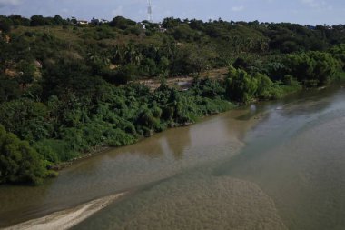 Oaxaca 'daki ana Puerto Escondido nehri ile doğa manzarası