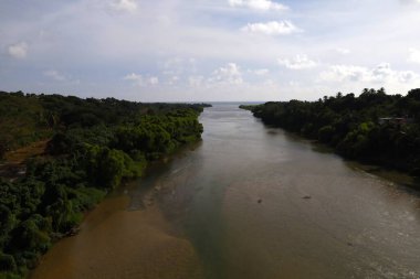Oaxaca 'daki ana Puerto Escondido nehri ile doğa manzarası