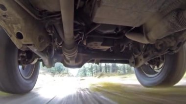 Araba sürerken titreşimi azaltmak için araba süspansiyon sistemi. Yüksek Tanımlama