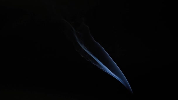 4K vista di fumo crescente su sfondo nero . — Video Stock
