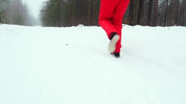 Kameralar koşan genç bayanı takip ediyor. Yavaş çekim.