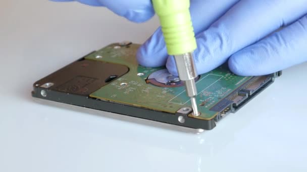 Inženýr rozebírá poškozený pevný disk pro obnovení dat. — Stock video