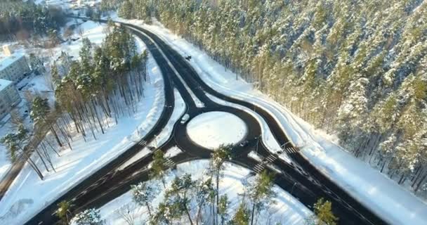 4k Flygfoto vinter syn på ringled i Lettland, Ulbroka. — Stockvideo
