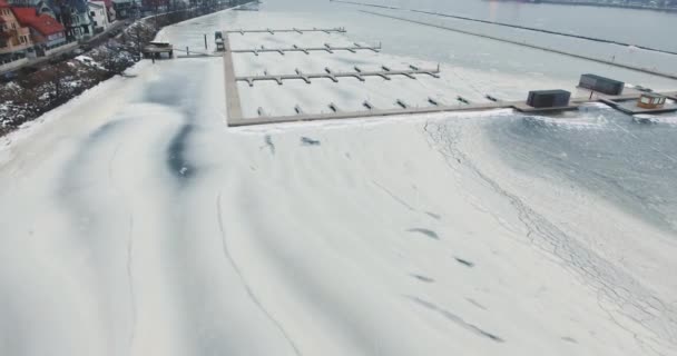 4k Luftaufnahme von gefrorenen Bootsparkplatz auf dem Fluss Daugava in Riga, Lettland. — Stockvideo