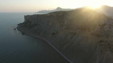 Gün batımında dağ ve Karadeniz 'in havadan görünüşü. Sudak yakınlarında. Kırım.