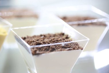 Güzel tatlı suflesi çikolatalı mus.