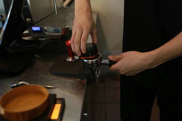 Kahve dükkanında eller kahve yapar.