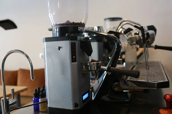 Kahve makinası kafede.