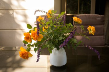 Vazoda bir buket çiçek.