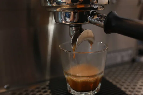 Profesyonel olarak kahve makinesinde kahve yap.