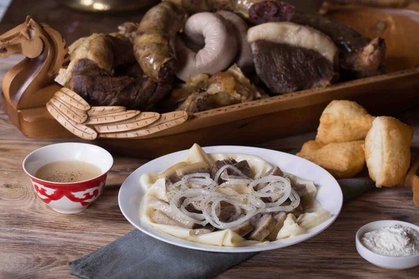 Kazak eti ve hamur tabakta.