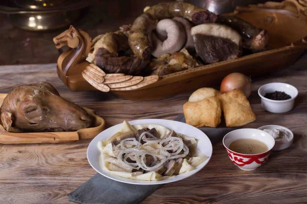 beshbarmak ulusal bir Kazak yemeğidir.