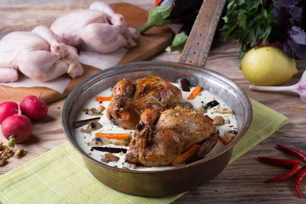 Krema soslu tavuk menüsü için fotoğraflar.