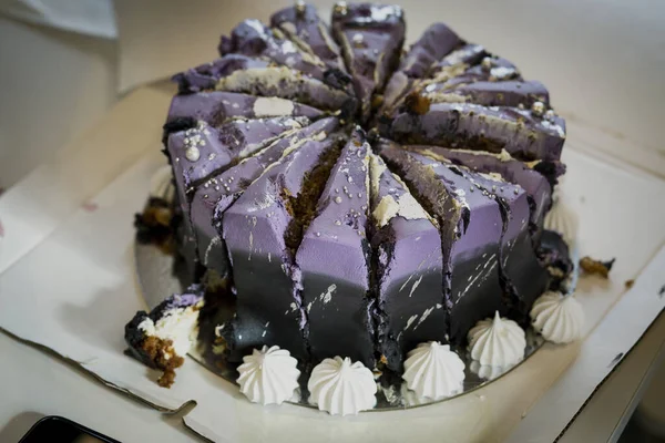 Ev yapımı tatil pastası.