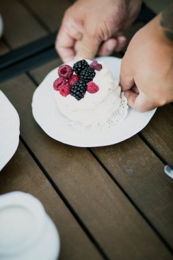 Böğürtlenli tatlı