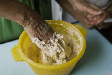 Masanın üzerinde un parçaları var.
