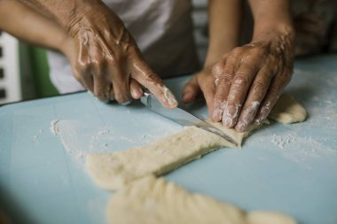 Masanın üzerinde un parçaları var.