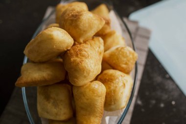 Kızarmış hamur. Doğu mutfağı.