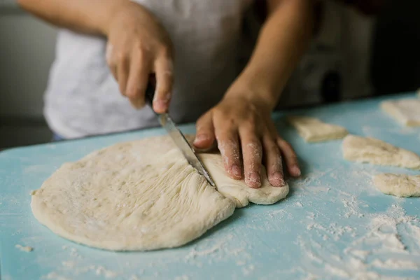 Masanın üzerinde un parçaları var.