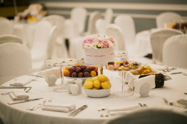 Restoranda şenlik masası.