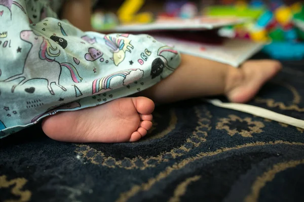 Çocuğun ayağı yere basıyor.