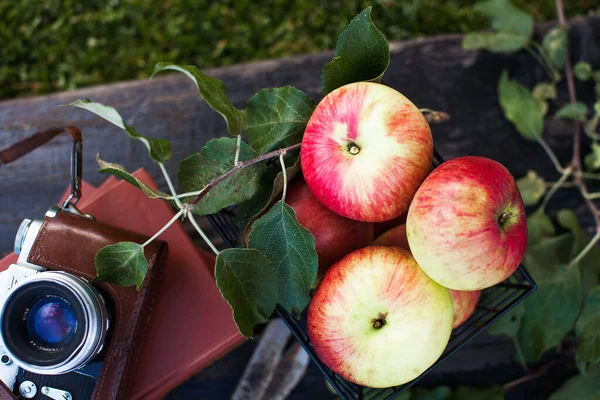 Czerwone jabłka z metalowymi nożycami na drewnianym tle — Zdjęcie stockowe