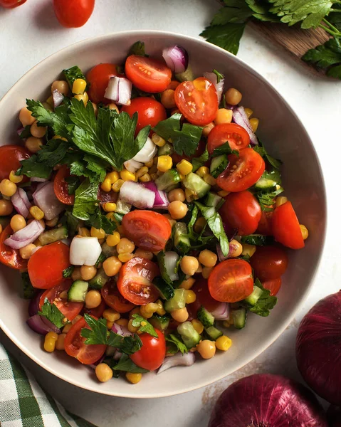 Salată sănătoasă de legume de năut, porumb, roșii cherry, castraveți, ceapă roșie pentru vegetarieni — Fotografie, imagine de stoc