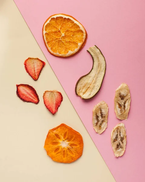 Dried fruit chips on color background. The concept of healthy snack without sugar, dessert for vegetarians. — Stock Photo, Image