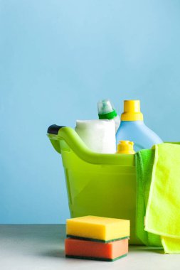 Ev kimyasalları, temizlik süngeri, plastik leğen. Genel temizlik, temizlik şirketi konsepti, temizlik. Boşluğu kopyala