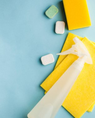 Temizlik ürünleri, evi dezenfekte etme. Temizlik şirketi konsepti. Uzayı kopyala Düz Yatay