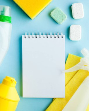 Metin için boş not defteri, ev kimyasalları ve paçavralarla çevrili liste. Temizlik konsepti, temizlik. Boşluğu kopyala