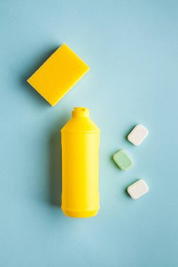 Sıvı bulaşık deterjanı, mavi arka planda bulaşık makinesi tabletleri. Bulaşık yıkamak için. Uzayı kopyala Düz Yatay.