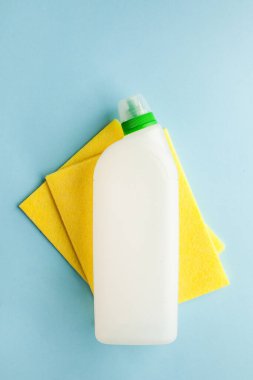 Mavi arka planda logosu olan plastik bir konteynırda ev temizleyicisi. Temizlik konsepti.