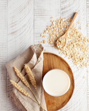 Bardakta yulaf sütü, mısır gevreği. Süt ikamesi, vejetaryenler için süt. Flatlay. Uzayı kopyala Yüksek kalite fotoğraf