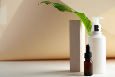 Kozmetik malzemeli beyaz şeker kutusu ve logonuz için yer açılmış deri serumu. Spa konsepti, cilt bakımı. 