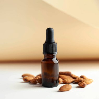 Bademli yüz için serum yağı, metin girişi için bir yer. Cilt bakımı. Badem özü kozmetik. Boşluğu kopyala.