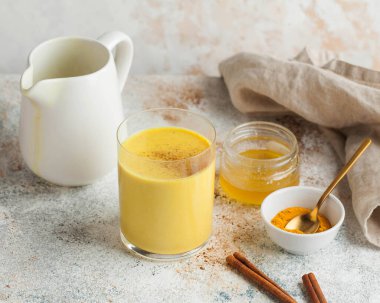 Daha iyi uyumak için ay sütü. Tarçınlı zerdeçal altın sütü, tatlım. Yatmadan önce modaya uygun rahatlatıcı bir içki. Ayurvedic içki. Yüksek kalite fotoğraf
