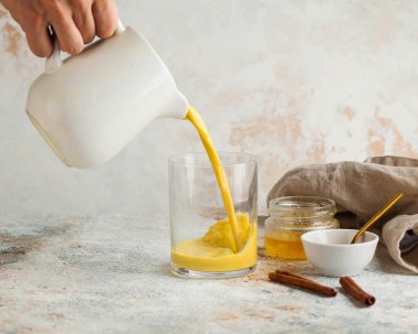 Daha iyi uyumak için ay sütü. Tarçınlı zerdeçal altın sütü. Yatmadan önce modaya uygun rahatlatıcı bir içki. Ayurvedic içki. Yüksek kalite fotoğraf