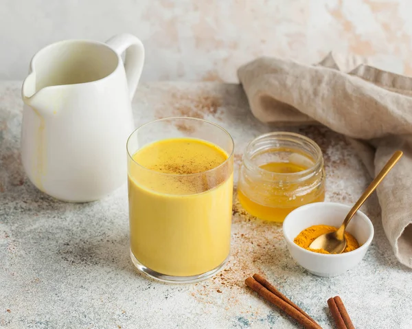 Daha iyi uyumak için ay sütü. Tarçınlı zerdeçal altın sütü, tatlım. Yatmadan önce modaya uygun rahatlatıcı bir içki. Ayurvedic içki. Yüksek kalite fotoğraf