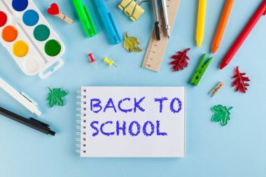  Mavi arka planda okul kırtasiyesi. Okula geri dönüyorum. Bilgi Günü konsepti, 1 Eylül. Yüksek kalite fotoğraf