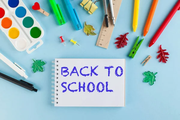  Mavi arka planda okul kırtasiyesi. Okula geri dönüyorum. Bilgi Günü konsepti, 1 Eylül. Yüksek kalite fotoğraf