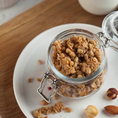 Cam kavanozda fındıklı ev yapımı granola. sağlıklı kahvaltı konsepti, vejetaryen kahvaltısı.