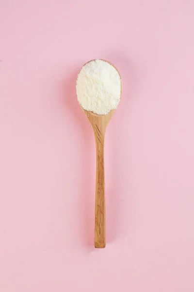 Λευκή Σκόνη Κολλαγόνου Ξύλινη Κουτάλα Ροζ Φόντο Φροντίδα Δέρματος Αναζωογόνηση — Φωτογραφία Αρχείου
