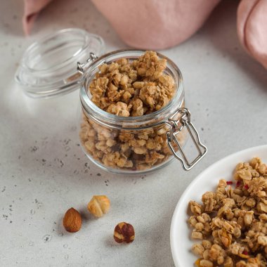  Cam kavanozda fındıklı ev yapımı granola. Hızlı ve sağlıklı kahvaltı konsepti