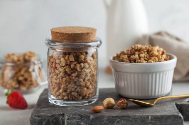 Tahtada fındıklı ve çilekli ev yapımı granola. Kahvaltı konsepti.