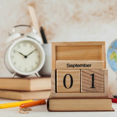 Tahta takvim 1 Eylül 'de defter, dünya, çalar saat. Bilgi Günü konsepti, öğrenim yılının başlangıcı. Boşluğu kopyala