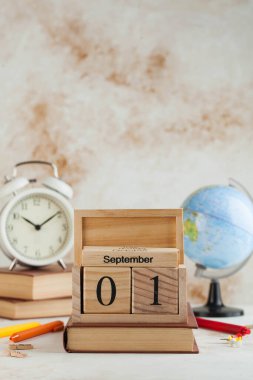 Tahta takvim 1 Eylül 'de defter, dünya, çalar saat. Bilgi Günü konsepti, öğrenim yılının başlangıcı. Boşluğu kopyala